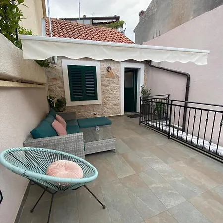 Апартаменты Little Oasis Шибеник